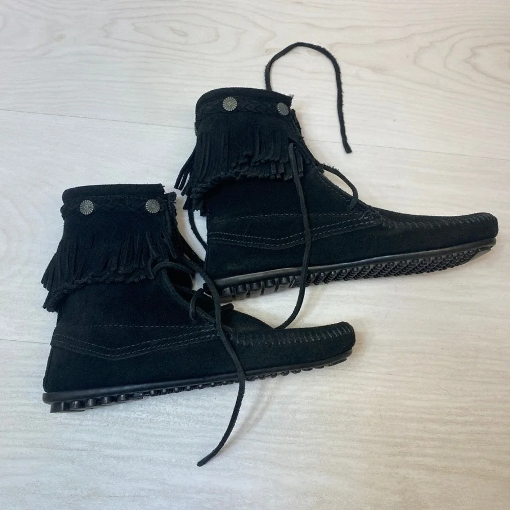 Minnetonka Womens 6 Moccasin Boot Fringe Black Suede Lace Up Concho Boho 629